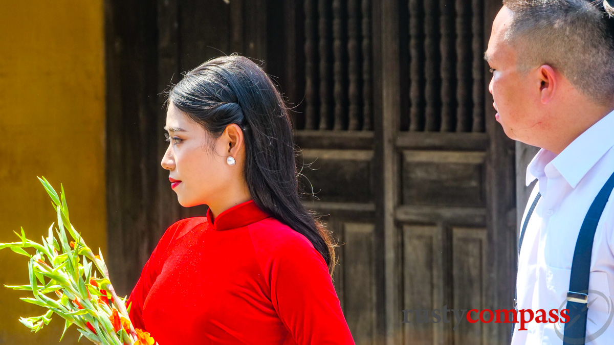 Wedding photography is back on the streets of Hoi An